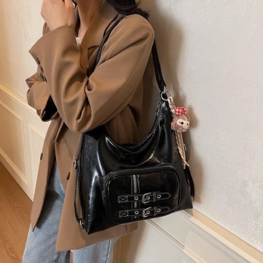 Túi tote nữ da PU bóng đeo vai chéo kèm charm gấu - Balô Hàn Quốc thời trang công sở giảm giá