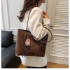 Túi tote nữ da PU cao cấp, xách tay công sở, đi học, đi làm, kèm charm gấu - Báo Store TXN233 73.000₫ 2