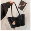 Túi tote nữ da PU cao cấp, xách tay công sở, đi học, đi làm, kèm charm gấu - Báo Store TXN233 73.000₫ 8