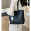 Túi tote nữ đeo vai in hình dễ thương kèm móc khóa thời trang, giá chỉ 79.000 10