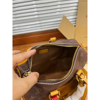 Túi Trống Mini Quai Cầm Nâu Viền Cam Check Tag Nam Nữ - Full 2 Box Xịn Giá 710k 8 Túi Trống Mini Quai Cầm Nâu Viền Cam Check Tag Nam Nữ - Full 2 Box Xịn Giá 710k 8