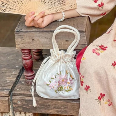 Túi xách cầm tay thêu hoa dây rút - Chụp ảnh kỷ yếu, ngày Tết, chỉ 45.000đ 2