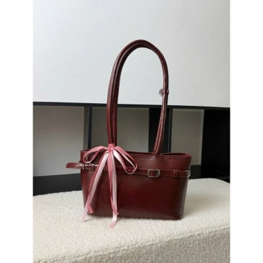 Túi xách công sở kẹo nách da bóng – Tặng charm nơ, ưu đãi 169.000₫ 4 Túi xách công sở kẹo nách da bóng – Tặng charm nơ, ưu đãi 169.000₫ 4