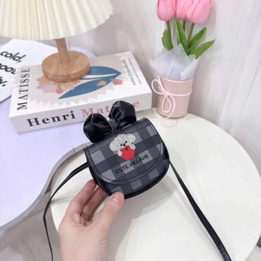 Túi Xách Da TT Nhí Mini Hoạ Tiết Gấu Cute Helahe Thêu Đính Nơ – Phù hợp cho bé đi chơi Tết, dạo phố – Giá chỉ 69.300₫ 8