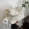 Túi xách đeo chéo nữ Mint Store - Quai sam, khóa dây rút, da nhung mềm, 93.000₫ 4