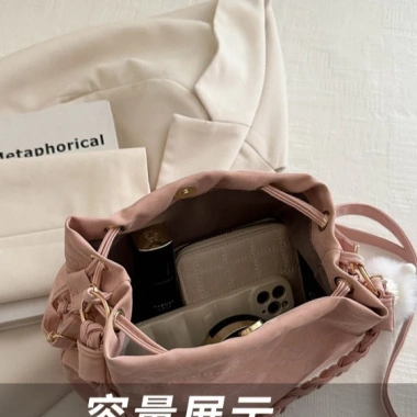 Túi xách đeo chéo nữ Mint Store - Quai sam, khóa dây rút, da nhung mềm, 93.000₫ 9