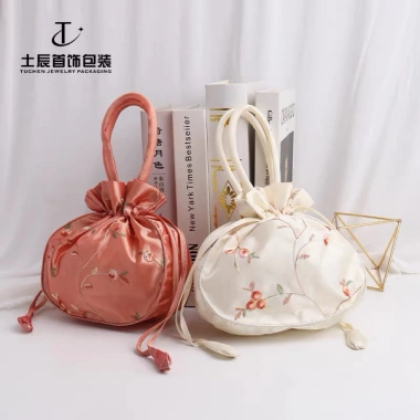 Túi xách lụa thêu hoa sang trọng, phụ kiện thời trang chụp ảnh Tết tiệc cưới, giá chỉ 45.000 VND 6 Túi xách lụa thêu hoa sang trọng, phụ kiện thời trang chụp ảnh Tết tiệc cưới, giá chỉ 45.000 VND 6
