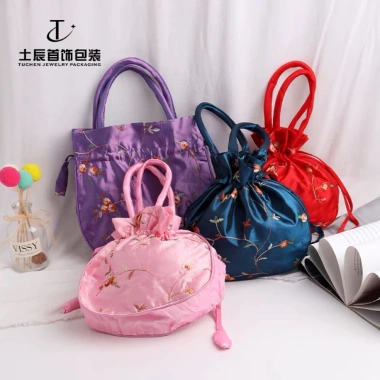Túi xách lụa thêu hoa sang trọng, phụ kiện thời trang chụp ảnh Tết tiệc cưới, giá chỉ 45.000 VND 7 Túi xách lụa thêu hoa sang trọng, phụ kiện thời trang chụp ảnh Tết tiệc cưới, giá chỉ 45.000 VND 7