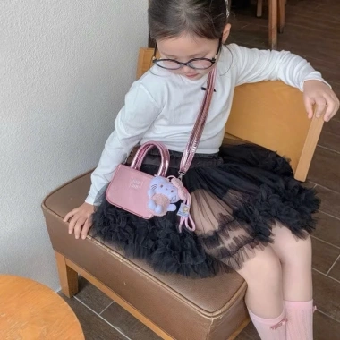Túi xách mini bé gái dáng hộp da bóng kèm charm gấu, túi đeo chéo Tết 85k