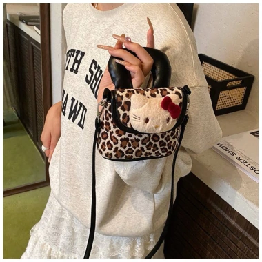Túi xách mini Hello Kitty đeo chéo cho bé, hoạ tiết da beo - Giá ưu đãi 185.000₫