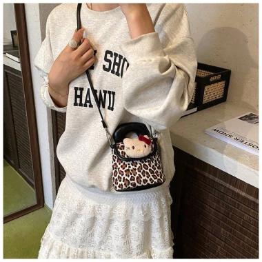 Túi xách mini Hello Kitty đeo chéo cho bé, hoạ tiết da beo - Giá ưu đãi 185.000₫
