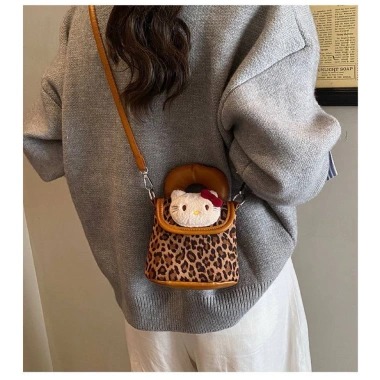 Túi xách mini Hello Kitty đeo chéo cho bé, hoạ tiết da beo - Giá ưu đãi 185.000₫