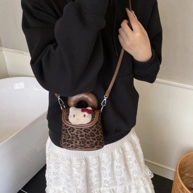 Túi xách mini Hello Kitty đeo chéo cho bé, hoạ tiết da beo - Giá ưu đãi 185.000₫ 9 Túi xách mini Hello Kitty đeo chéo cho bé, hoạ tiết da beo - Giá ưu đãi 185.000₫ 9