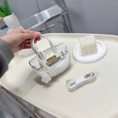 Túi xách mini tết trẻ em dáng xách tay, dây đeo chéo da sần cho bé gái TXN375 giá 79.000đ 6 Túi xách mini tết trẻ em dáng xách tay, dây đeo chéo da sần cho bé gái TXN375 giá 79.000đ 6
