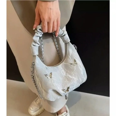 Túi xách nhúm da nhung chấm mây đeo chéo cầm tay dự tiệc Tết, giá 62.000₫ 5 Túi xách nhúm da nhung chấm mây đeo chéo cầm tay dự tiệc Tết, giá 62.000₫ 5