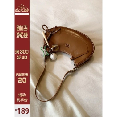 Túi xách nữ Chio2nd da bò - kèm charm bóng chày, kích thước 25x7.5x11cm, chỉ 625.000₫ 2