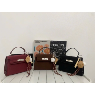 Túi xách nữ da lộn đeo chéo, kèm charm thời trang - Giá 119.000 VND