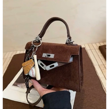 Túi xách nữ da lộn đeo chéo, kèm charm thời trang - Giá 119.000 VND