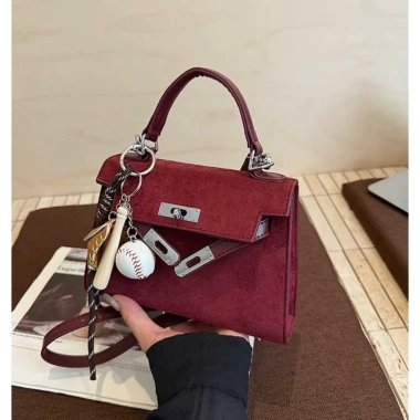 Túi xách nữ da lộn đeo chéo, kèm charm thời trang - Giá 119.000 VND