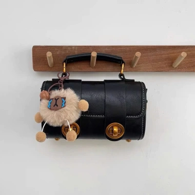 Túi xách nữ da nhăn 2 dải khóa + móc gấu khóc - 75.000₫ DK996 Uyên Store