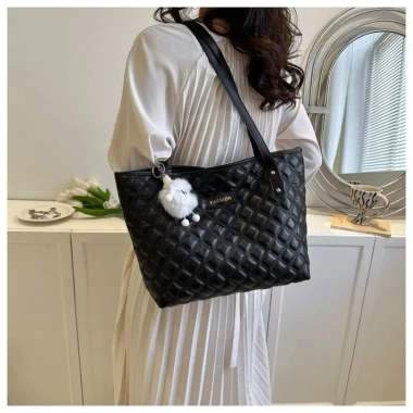 Túi xách nữ da PU bóng TXN333 - Tote công sở thêu ô trám, đựng laptop, phù hợp đi học đi làm, giá ưu đãi 71.000₫ 8 Túi xách nữ da PU bóng TXN333 - Tote công sở thêu ô trám, đựng laptop, phù hợp đi học đi làm, giá ưu đãi 71.000₫ 8