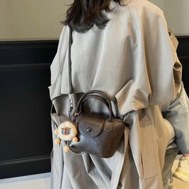Túi Xách Nữ Da PU Cao Cấp Charm Gấu Bông Tay Nắp Gập Thời Trang DK017 Giá 74.900₫