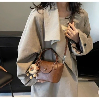 Túi Xách Nữ Da PU Cao Cấp Charm Gấu Bông Tay Nắp Gập Thời Trang DK017 Giá 74.900₫