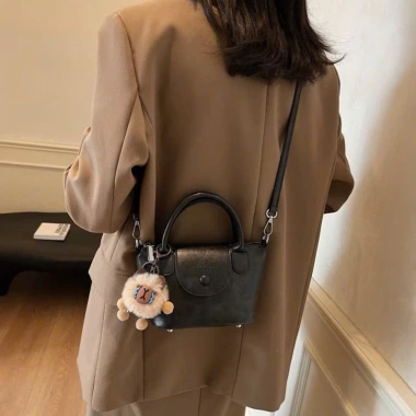 Túi Xách Nữ Da PU Cao Cấp Charm Gấu Bông Tay Nắp Gập Thời Trang DK017 Giá 74.900₫ 8 Túi Xách Nữ Da PU Cao Cấp Charm Gấu Bông Tay Nắp Gập Thời Trang DK017 Giá 74.900₫ 8