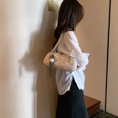Túi xách nữ da PU thời trang Hàn Quốc size 26, đeo vai, kèm charm dễ thương - chỉ 279k