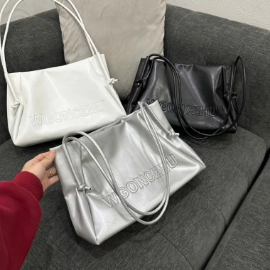 Túi xách nữ da PU trơn chữ nổi, tote dung tích lớn, hottrend đa màu - 68.900 VND 9 Túi xách nữ da PU trơn chữ nổi, tote dung tích lớn, hottrend đa màu - 68.900 VND 9