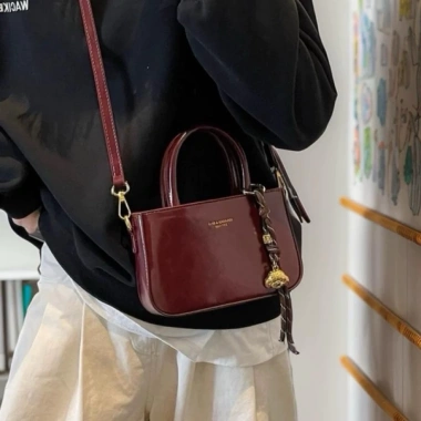 Túi xách nữ dáng vuông cầm tay đeo chéo tặng charm, giảm giá 89k, cafe 4