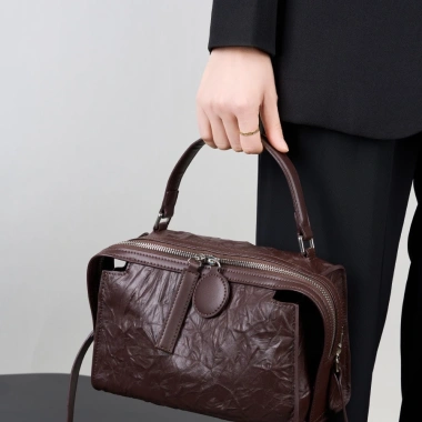 Túi Xách Nữ Đeo Chéo Boston Họa Tiết Dập Nhăn Size 24 - Cá Tính, Giá 1.099.000₫