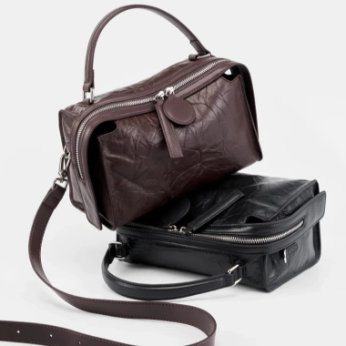 Túi Xách Nữ Đeo Chéo Boston Họa Tiết Dập Nhăn Size 24 - Cá Tính, Giá 1.099.000₫ 7 Túi Xách Nữ Đeo Chéo Boston Họa Tiết Dập Nhăn Size 24 - Cá Tính, Giá 1.099.000₫ 7