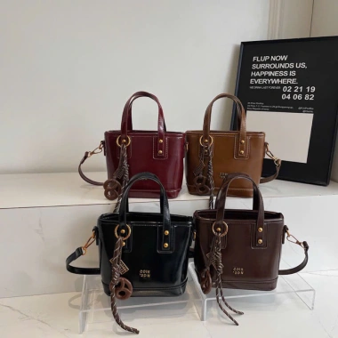 Túi xách nữ đeo chéo da trơn sang chảnh, dáng làn da, móc tiện QGStore 89.999