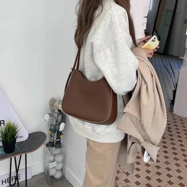 Túi xách nữ đeo chéo da trơn thời trang Hàn Quốc - Giá 65.000₫, giảm 16.250₫ 4 Túi xách nữ đeo chéo da trơn thời trang Hàn Quốc - Giá 65.000₫, giảm 16.250₫ 4
