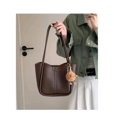 Túi xách nữ đeo chéo hot trend 2.025 - Móc gấu dễ thương, công sở & đi chơi, 107k 8 Túi xách nữ đeo chéo hot trend 2.025 - Móc gấu dễ thương, công sở & đi chơi, 107k 8