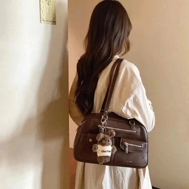 Túi Xách Nữ Đeo Vai Công Sở Da PU Bóng Cấp Dáng Chữ Nhât Charm Gấu DK074 - Giá 142k