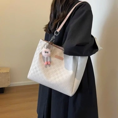 Túi xách nữ đeo vai tote công sở da PU ô vuông, đựng vừa A4, thời trang cao cấp và móc khóa 3 Túi xách nữ đeo vai tote công sở da PU ô vuông, đựng vừa A4, thời trang cao cấp và móc khóa 3