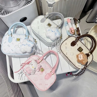 Túi xách nữ DK293 – Túi cầm tay chữ nhật họa tiết mèo kèm charm 85.000₫ 2