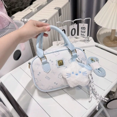 Túi xách nữ DK293 – Túi cầm tay chữ nhật họa tiết mèo kèm charm 85.000₫ 7