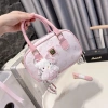Túi xách nữ DK293 – Túi cầm tay chữ nhật họa tiết mèo kèm charm 85.000₫ 8
