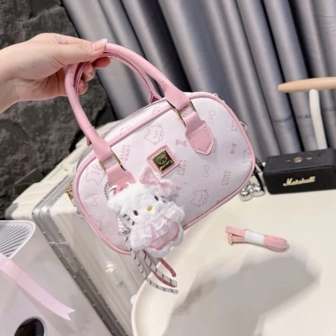 Túi xách nữ DK293 – Túi cầm tay chữ nhật họa tiết mèo kèm charm 85.000₫ 8