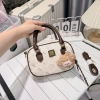 Túi xách nữ DK293 – Túi cầm tay chữ nhật họa tiết mèo kèm charm 85.000₫ 10