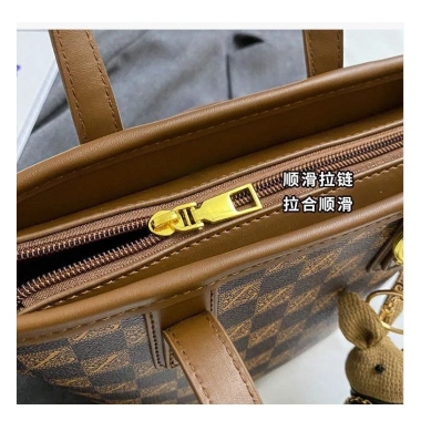Túi xách nữ Hàn Quốc HH 770 - Đeo chéo, cầm tay, vân ô vuông, tặng móc khóa, 89.000đ