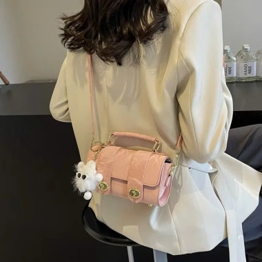 Túi xách nữ JUMALY kẹp nách thời trang Hàn Quốc, sang chảnh, kèm móc gấu - Giá 72.000đ 5 Túi xách nữ JUMALY kẹp nách thời trang Hàn Quốc, sang chảnh, kèm móc gấu - Giá 72.000đ 5