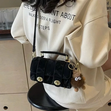 Túi xách nữ JUMALY kẹp nách thời trang Hàn Quốc, sang chảnh, kèm móc gấu - Giá 72.000đ 7 Túi xách nữ JUMALY kẹp nách thời trang Hàn Quốc, sang chảnh, kèm móc gấu - Giá 72.000đ 7