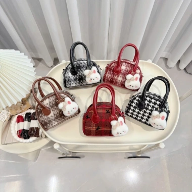 Túi xách nữ mini vintage Hàn Quốc DK460, dáng vòm caro lông xù, kèm charm gấu 8 Túi xách nữ mini vintage Hàn Quốc DK460, dáng vòm caro lông xù, kèm charm gấu 8