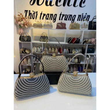 Túi xách nữ ngọc trai retro, đính đá, phong cách dự tiệc - Giá ưu đãi 410.000₫ 8 Túi xách nữ ngọc trai retro, đính đá, phong cách dự tiệc - Giá ưu đãi 410.000₫ 8