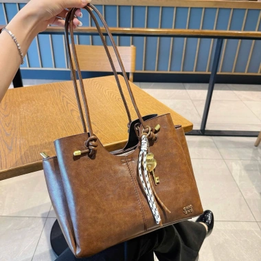 Túi xách nữ TOTE Chio2nd 30cm đa ngăn kèm charm - Cỡ lớn, thời trang công sở và dạo phố 10 Túi xách nữ TOTE Chio2nd 30cm đa ngăn kèm charm - Cỡ lớn, thời trang công sở và dạo phố 10