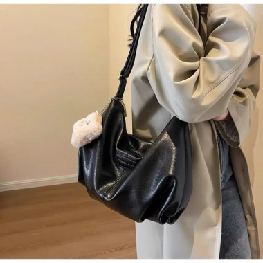 Túi xách nữ tote da mềm lớn 35, đeo chéo vai thời trang, tặng móc gấu, 49k 6 Túi xách nữ tote da mềm lớn 35, đeo chéo vai thời trang, tặng móc gấu, 49k 6